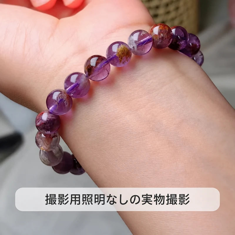 撮影用照明を使わずに撮影した、手首に着けたパープルファントムクォーツブレスレット