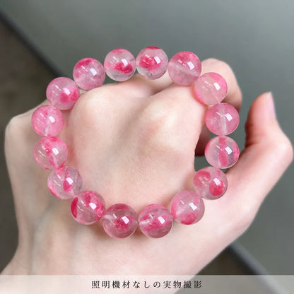 照明機材を使わずに撮影した、手の甲に載せた「桜雨」ブレスレットの全体写真
