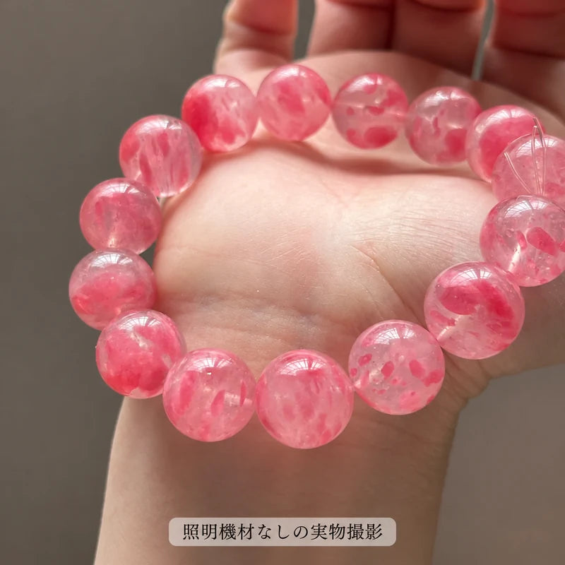 照明機材を使わずに撮影した、手のひらに掛けた「桜雨」ブレスレットの全体写真