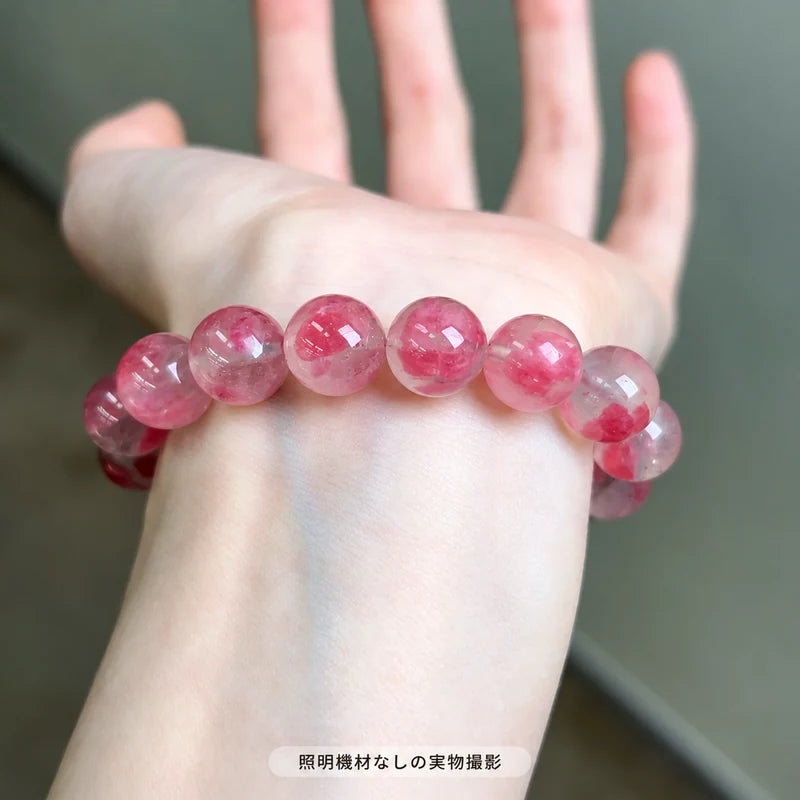 照明機材を使わずに撮影した、手の甲に載せた「桜雨」ブレスレットの全体写真