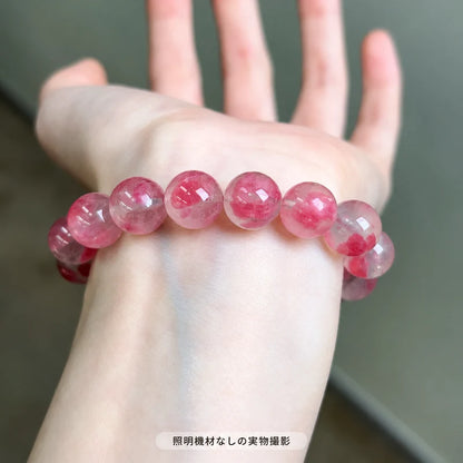 照明機材を使わずに撮影した、手の甲に載せた「桜雨」ブレスレットの全体写真