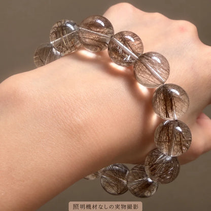 照明機材を使わずに撮影した、手首に着けたシルバールチルブレスレットの写真