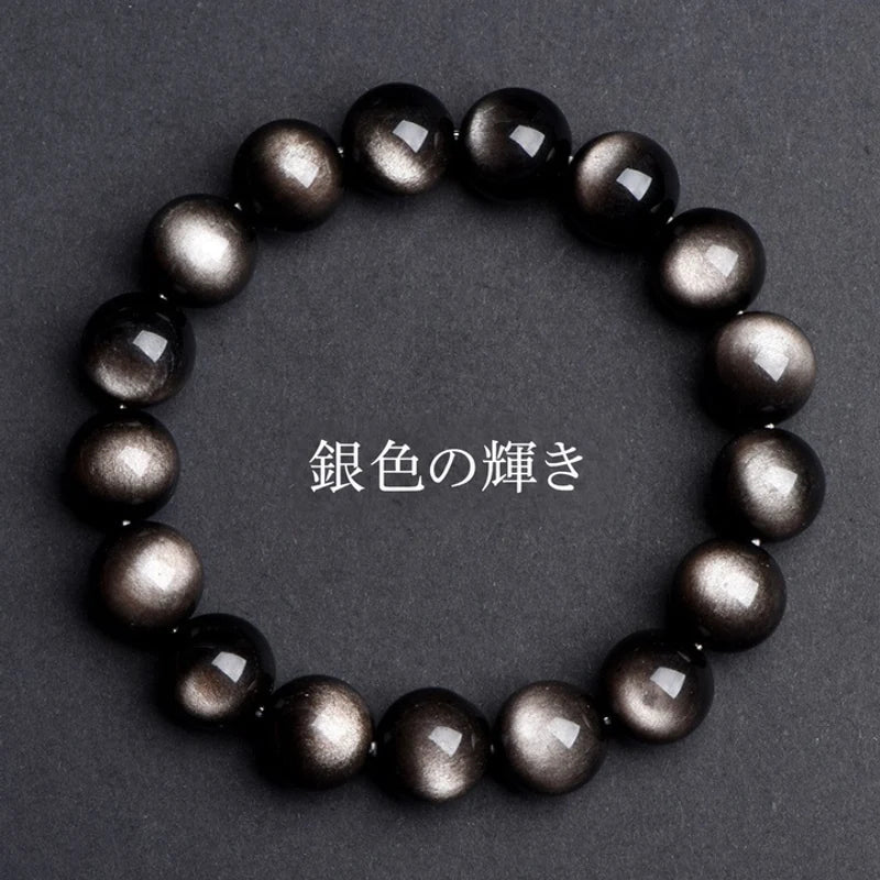 黒い背景で銀色の光沢が浮かぶシルバーオブシディアンブレスレット