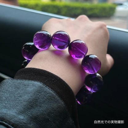 車の窓辺で着けたウルグアイアメジストブレスレット。自然光で大粒の珠の紫色と透明感を写した実物写真