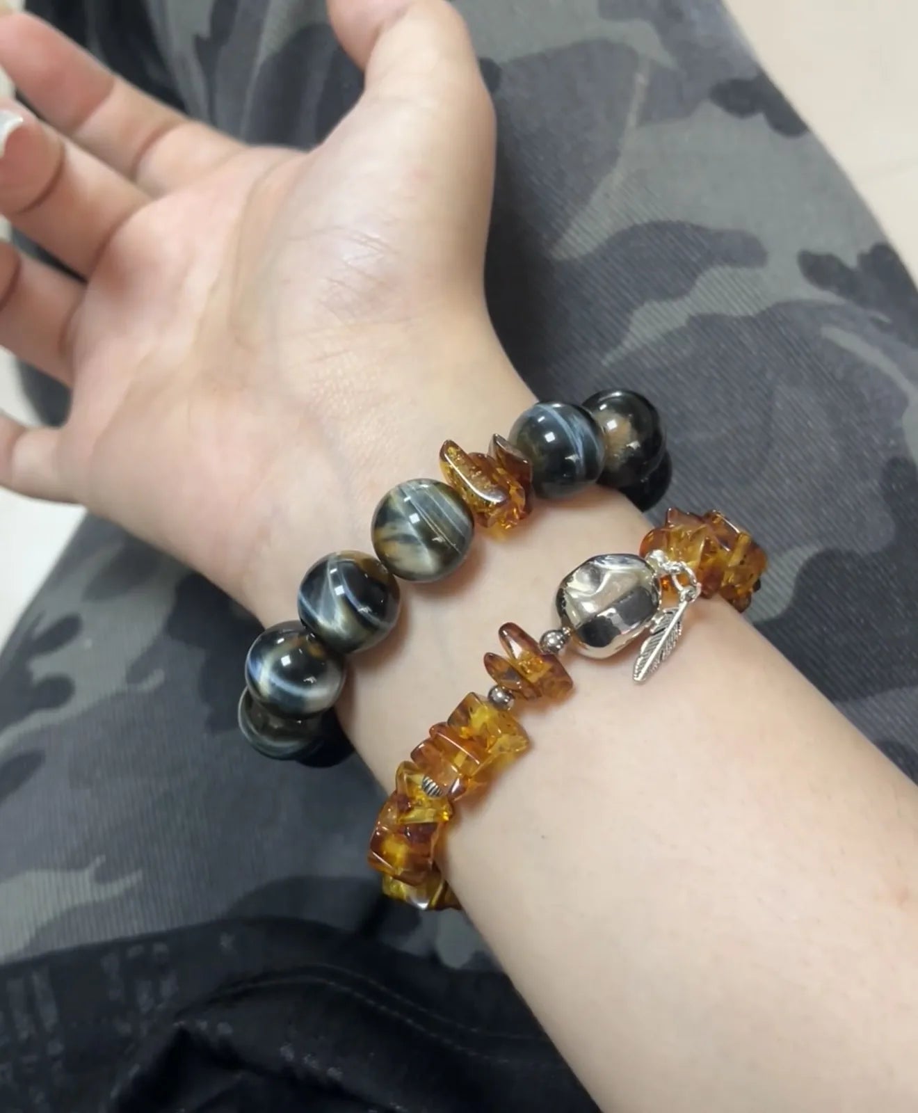 LUNARI ブラックタイガーアイブレスレット 琥珀カラーアクセント付き