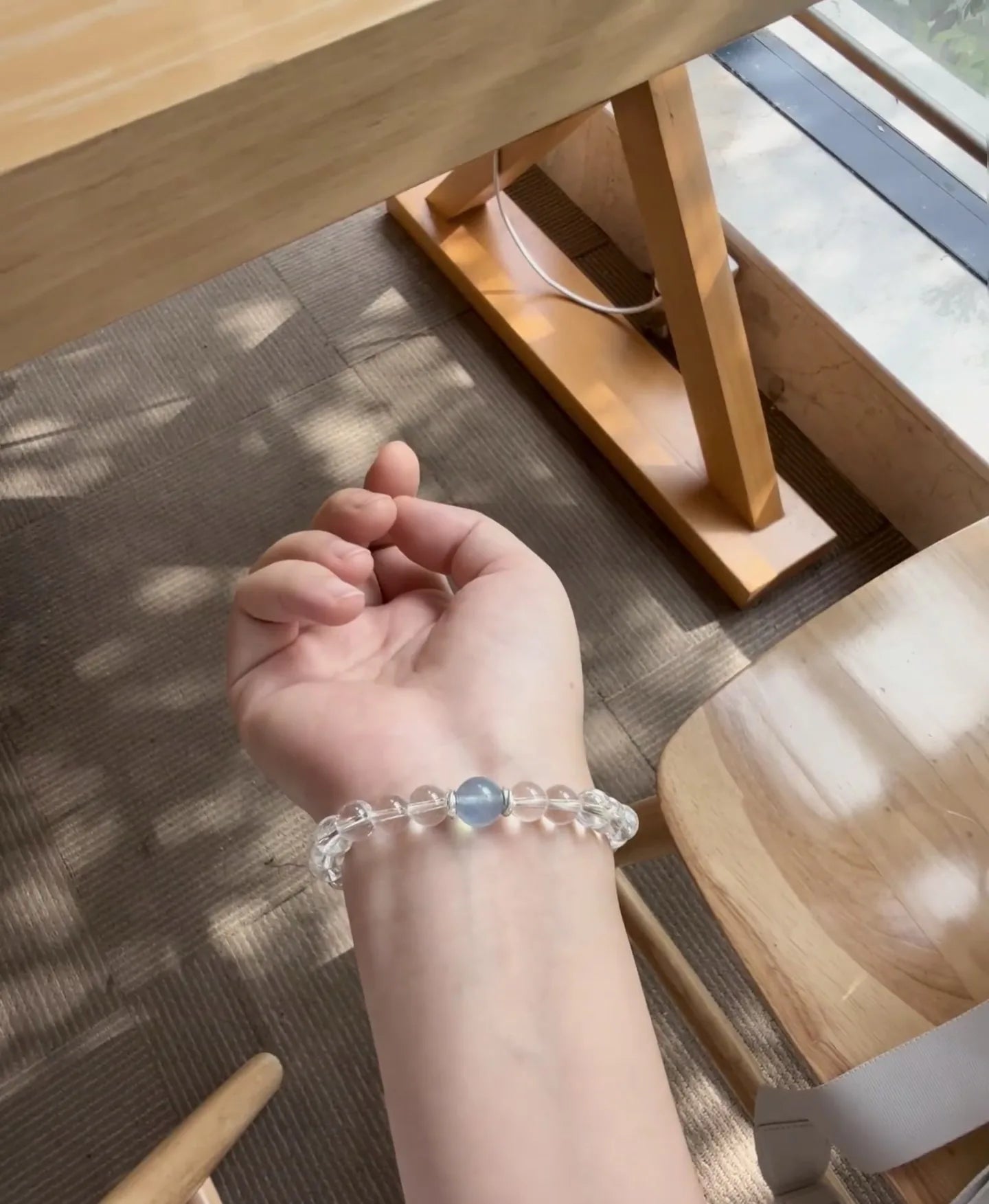 クリスタルブレスレットの自然な着用シーン