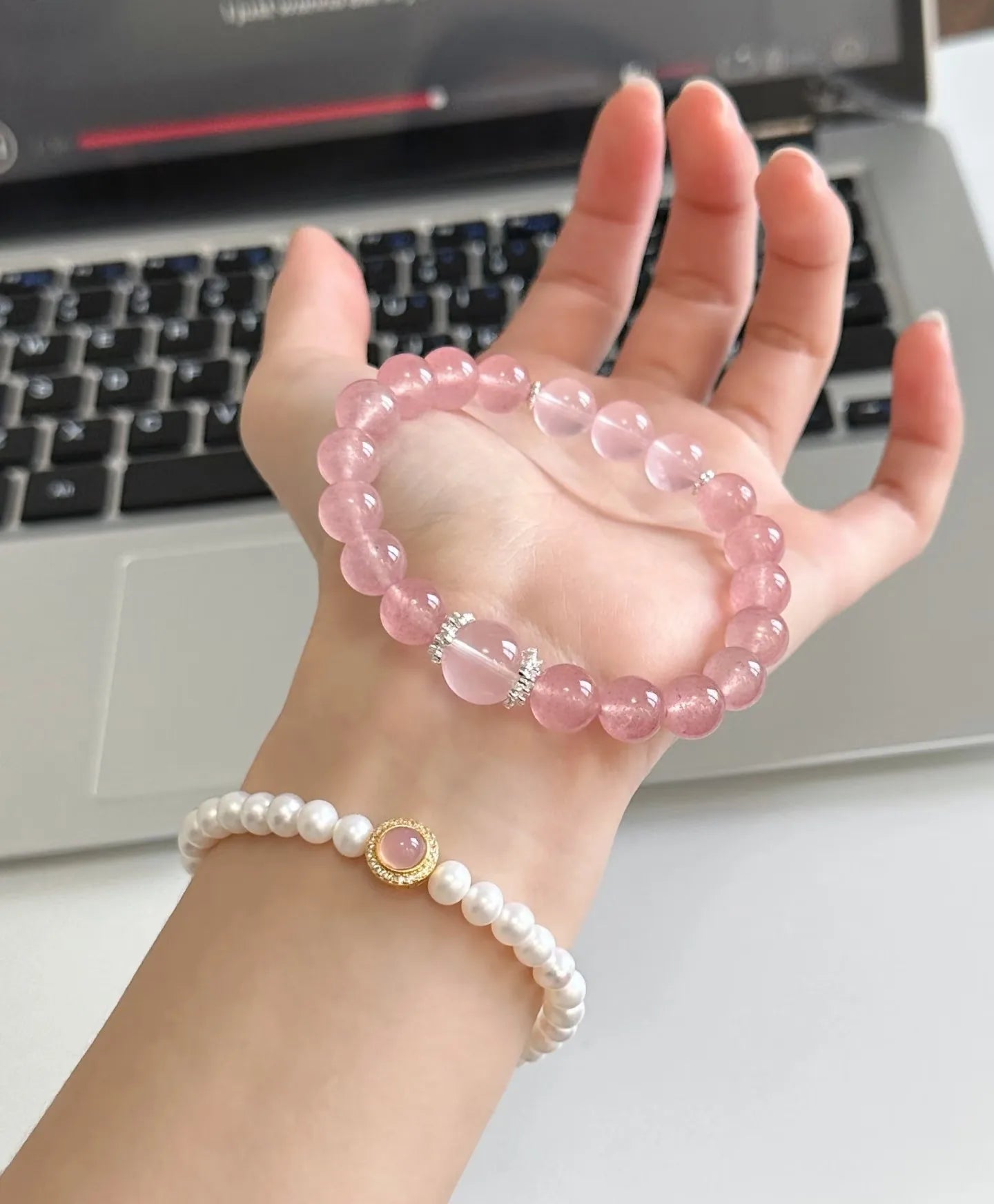 透明感のある天然石アクセサリースタイル