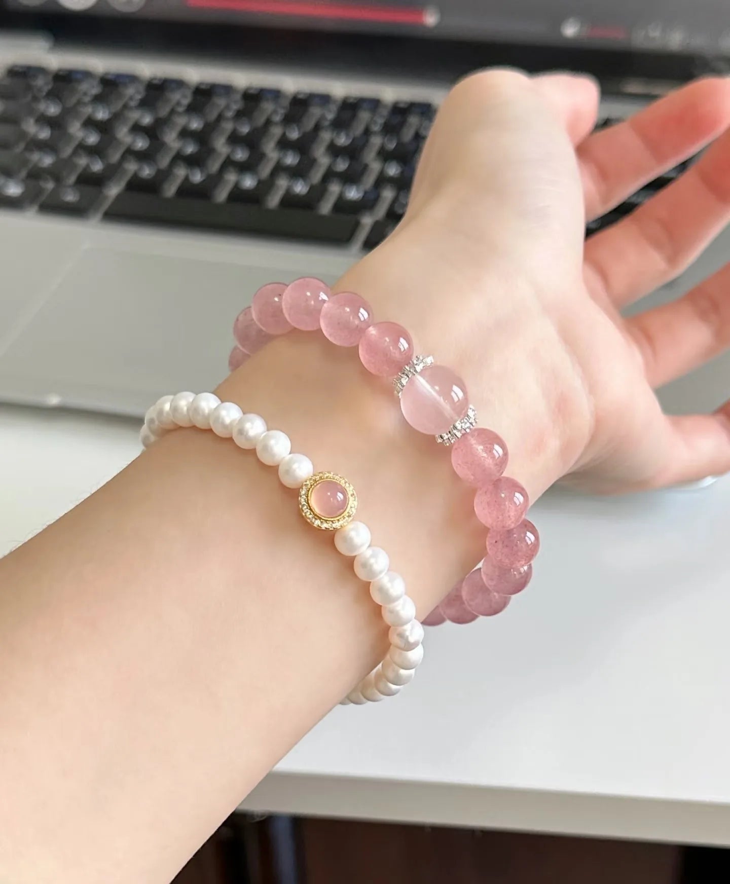 ピンク天然石ブレスレットの着用イメージ