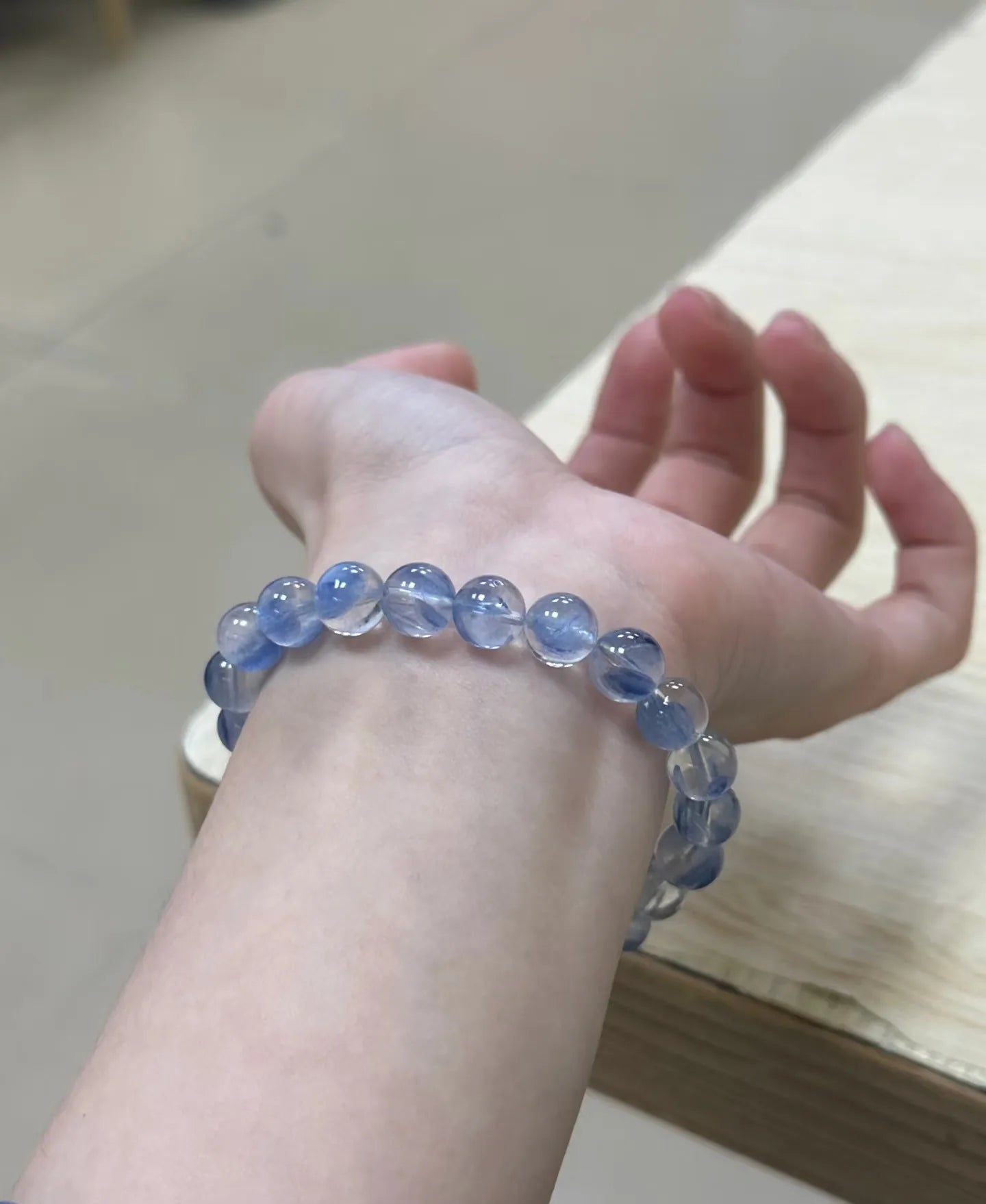 ブルーカラー天然石ブレスレットの着用写真