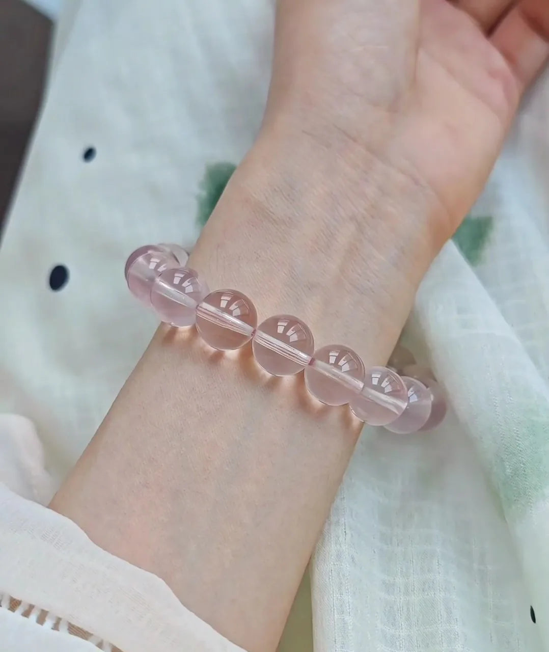 女性らしい天然石アクセサリーコーデ