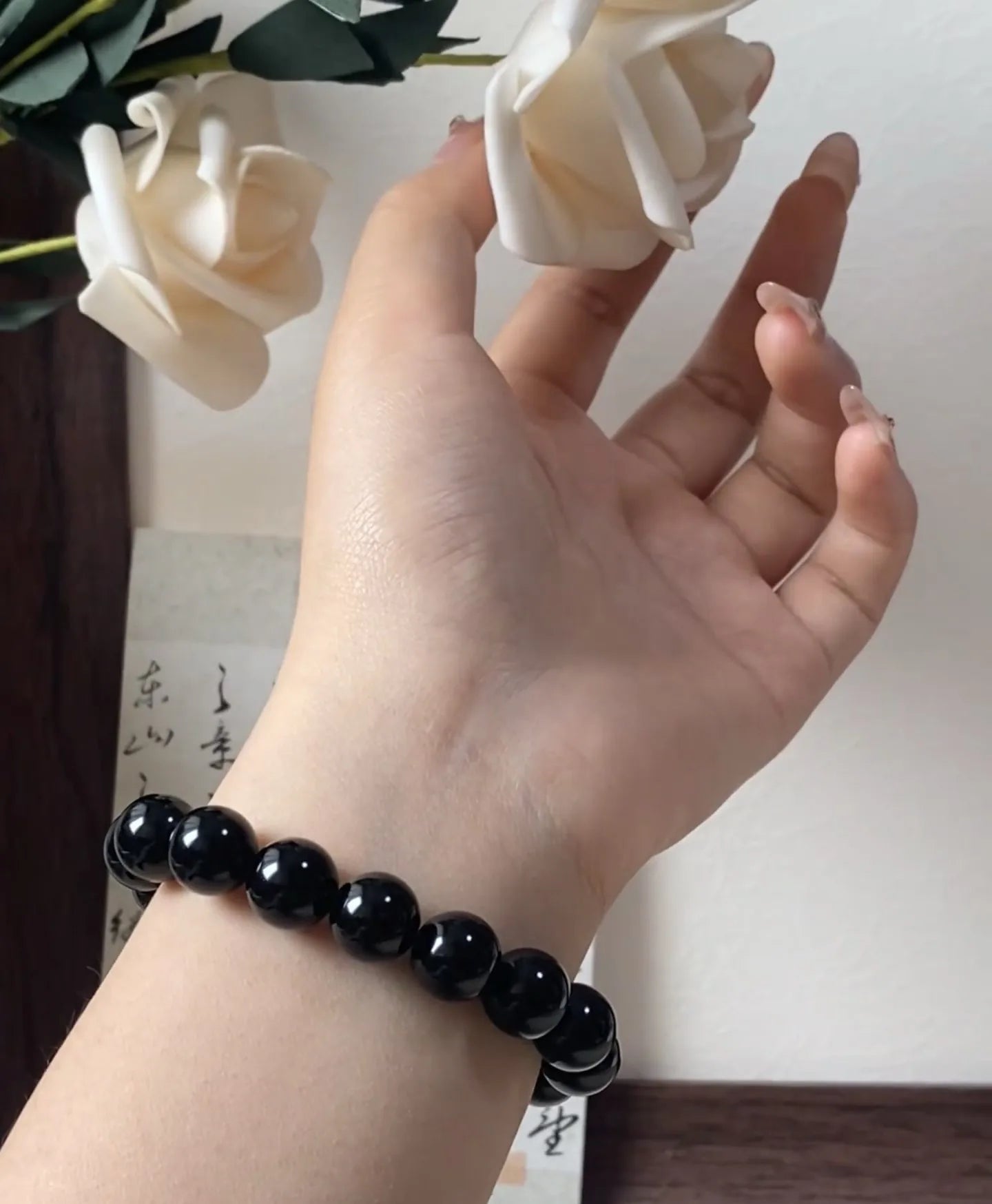 ピンク系天然石ブレスレットの手元コーデ