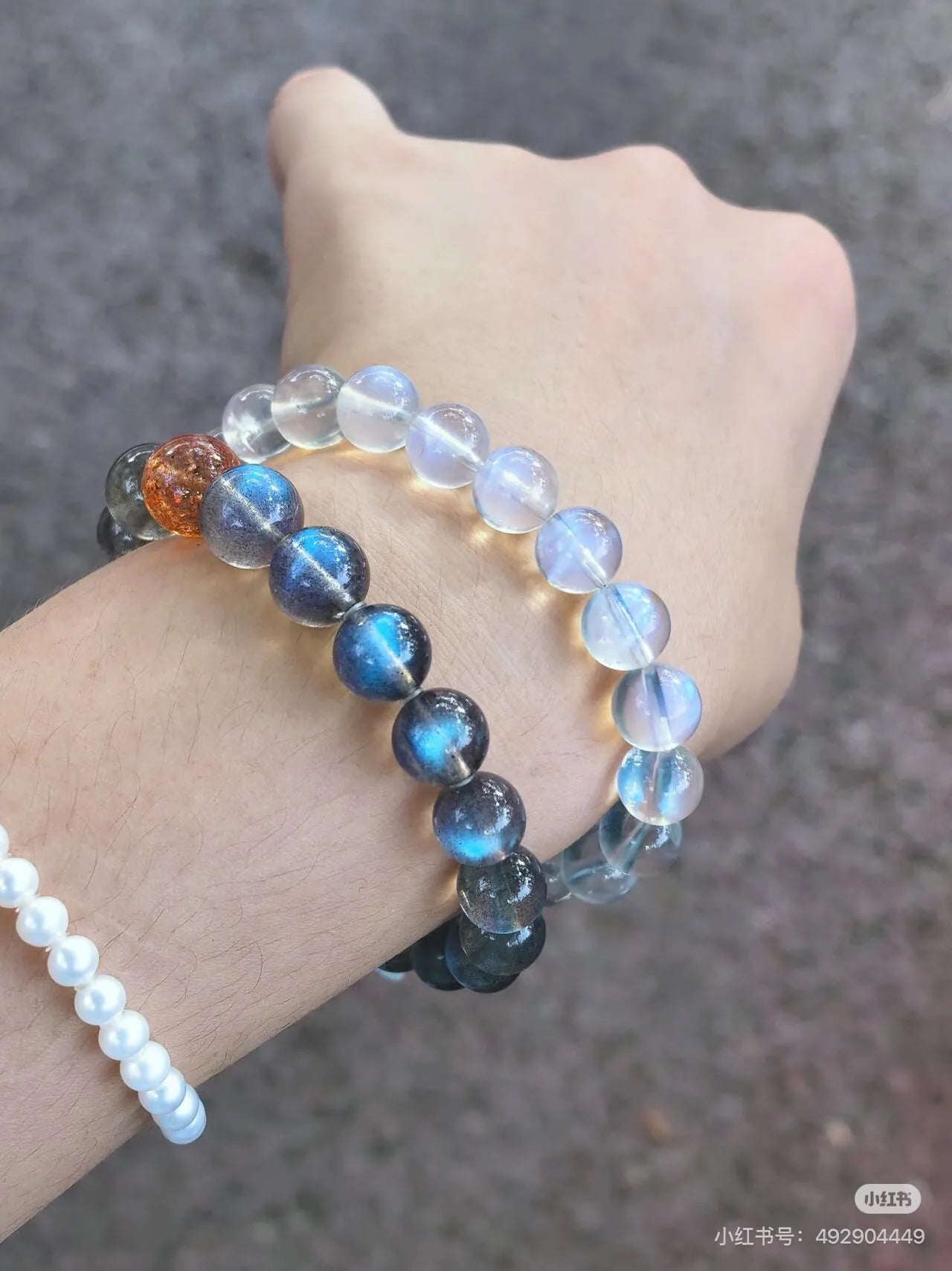 ブルームーンストーンの青いシラーが見えるブレスレット、幻想的な輝きのクローズアップ