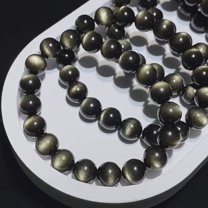 ブラックの黒曜石、金色の光沢が浮かぶ金曜石、銀色の光沢が浮かぶ銀曜石のブレスレットを紹介する動画