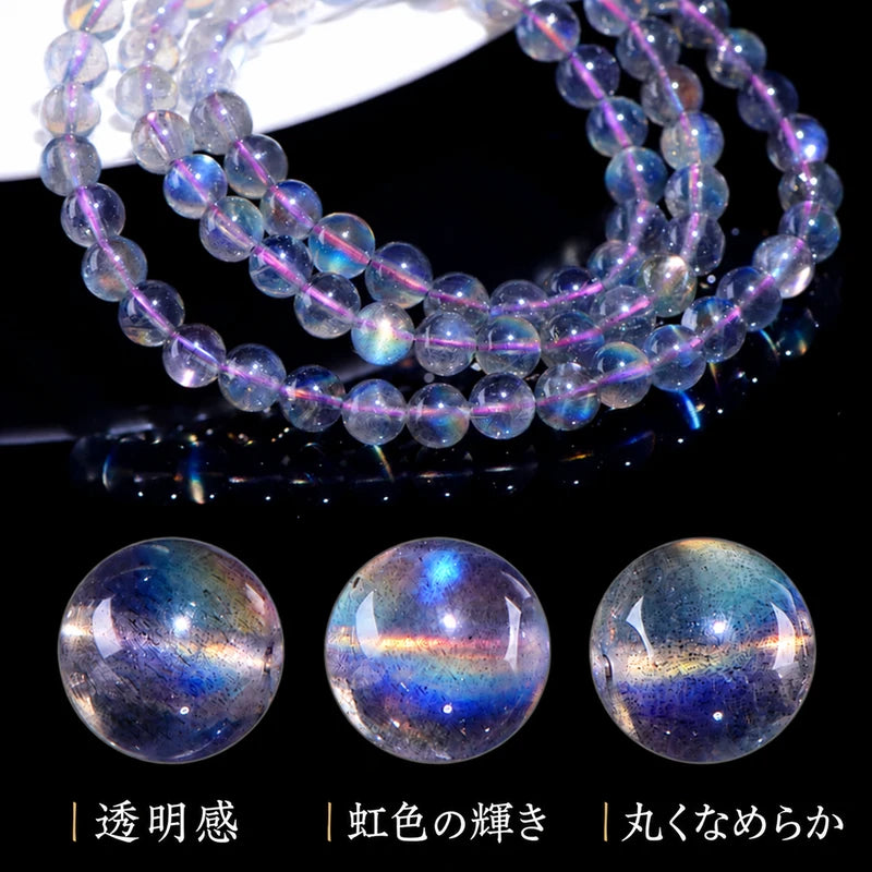パープルラブラドライトの連ビーズと、透明感・虹色の輝き・丸くなめらかな珠の形を紹介する拡大写真