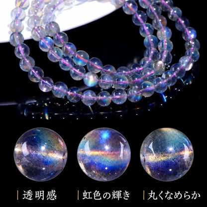 パープルラブラドライトの連ビーズと、透明感・虹色の輝き・丸くなめらかな珠の形を紹介する拡大写真