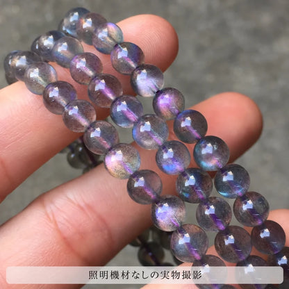 照明機材を使わずに撮影した、指に掛けたパープルラブラドライトブレスレットの実物写真