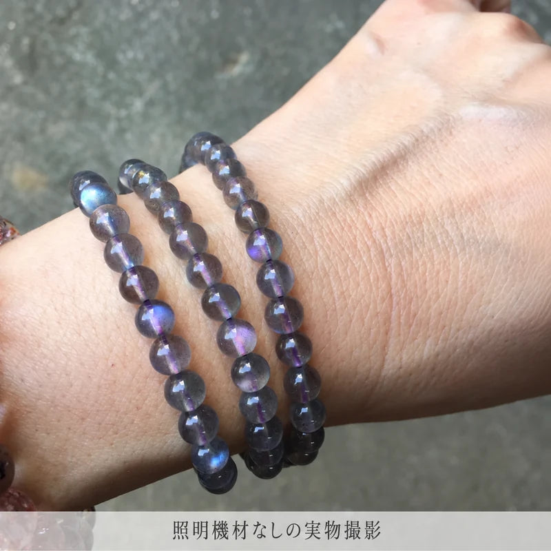 照明機材を使わずに撮影した、手首に重ねて着けたパープルラブラドライトブレスレットの写真