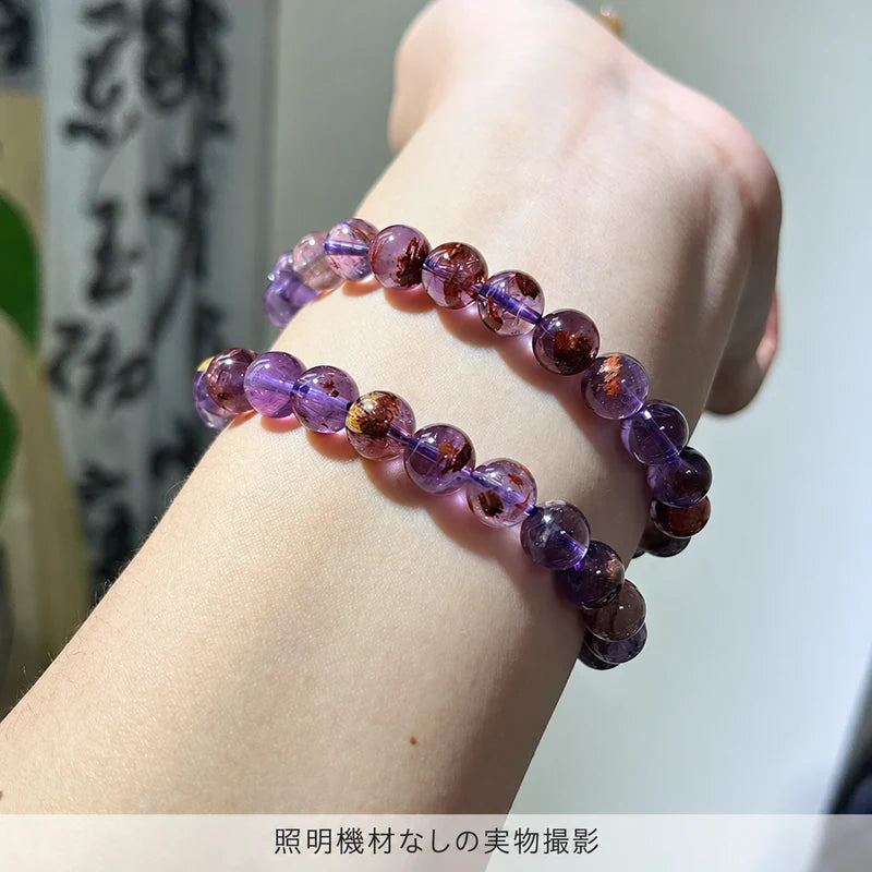 照明機材を使わずに撮影した、手首に重ねて着けたパープルファントムクォーツブレスレットの写真
